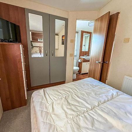Superb Caravan With Decking And Free Wifi At Naze Marine Park Ref 17236C Волтон-он-те-Нейз Екстер'єр фото