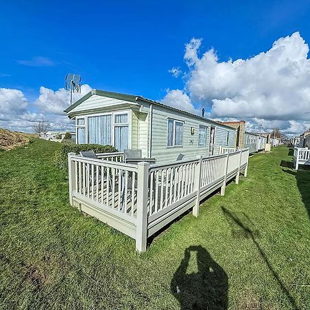 Superb Caravan With Decking And Free Wifi At Naze Marine Park Ref 17236C Волтон-он-те-Нейз Екстер'єр фото