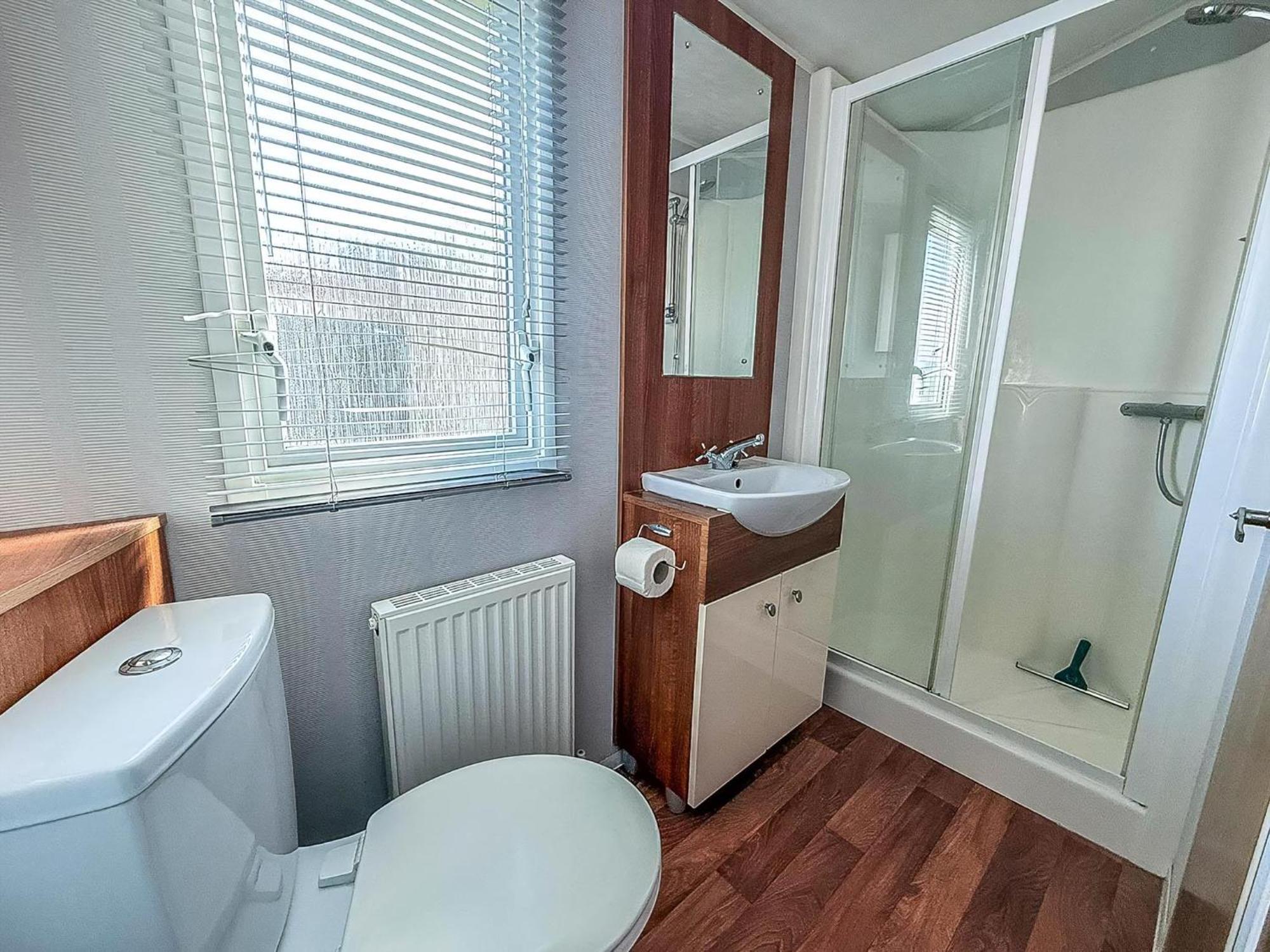 Superb Caravan With Decking And Free Wifi At Naze Marine Park Ref 17236C Волтон-он-те-Нейз Екстер'єр фото