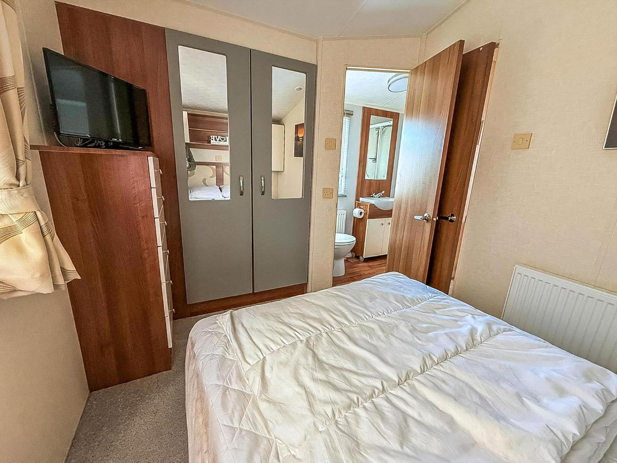 Superb Caravan With Decking And Free Wifi At Naze Marine Park Ref 17236C Волтон-он-те-Нейз Екстер'єр фото