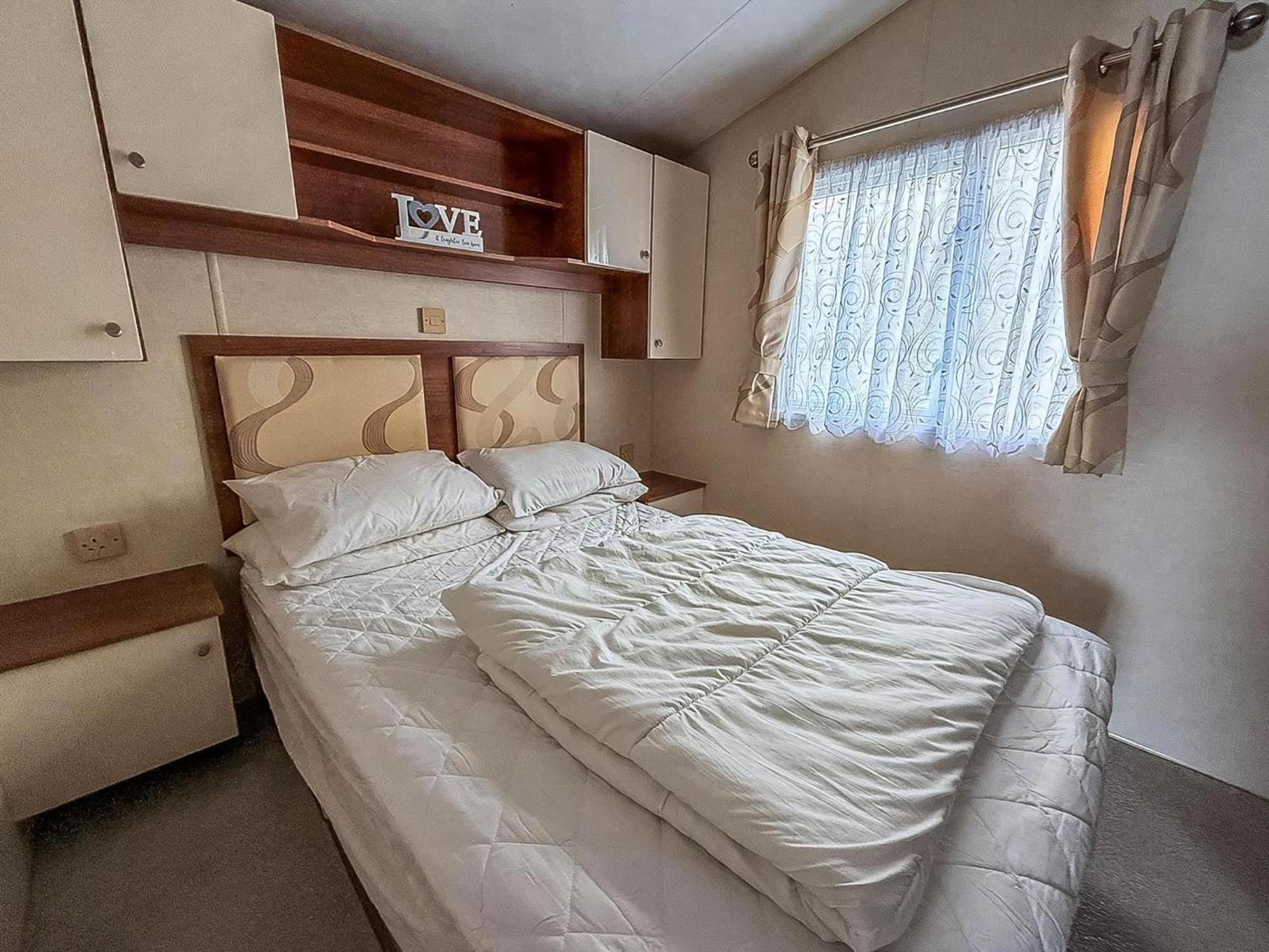 Superb Caravan With Decking And Free Wifi At Naze Marine Park Ref 17236C Волтон-он-те-Нейз Екстер'єр фото
