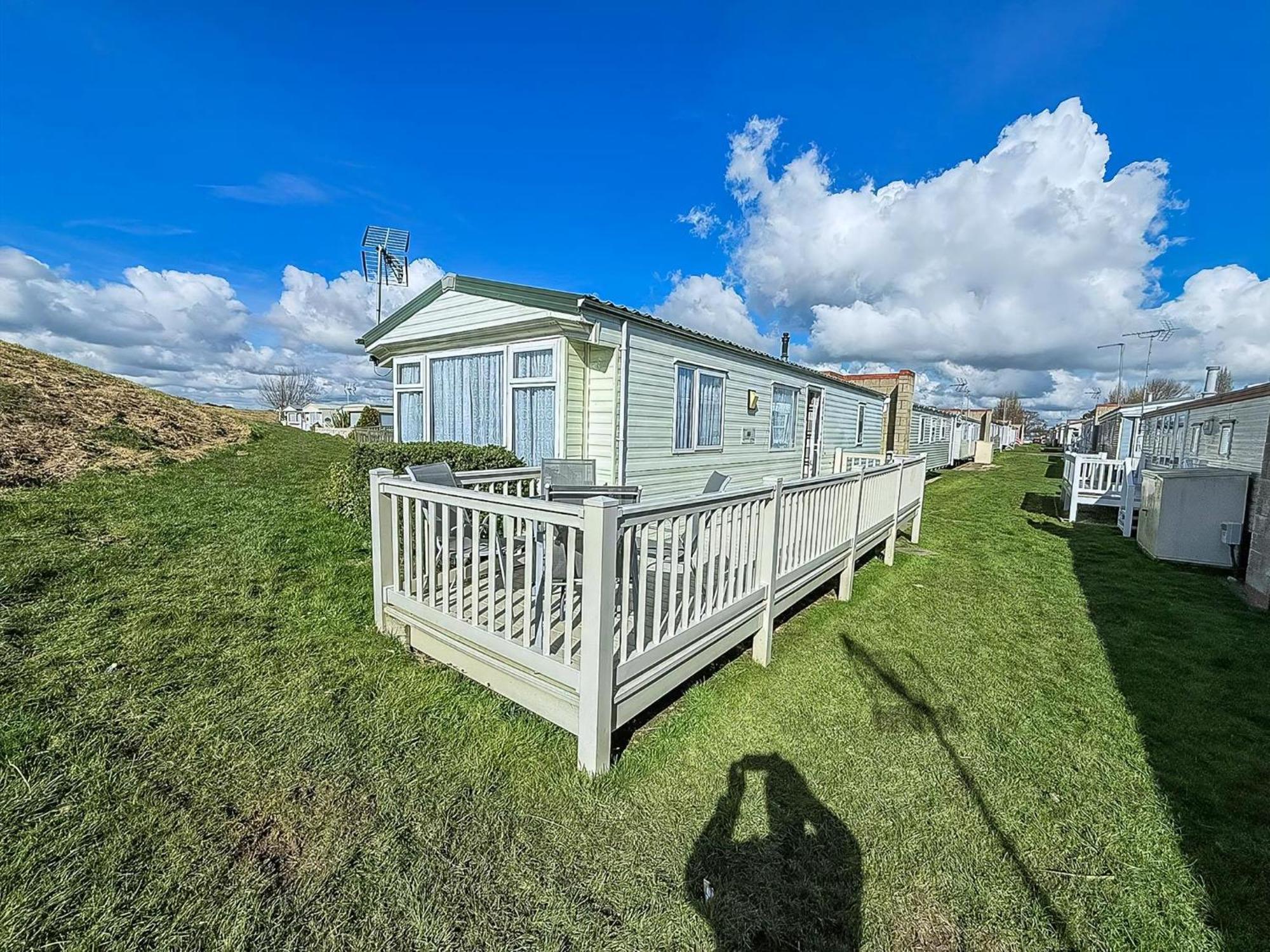 Superb Caravan With Decking And Free Wifi At Naze Marine Park Ref 17236C Волтон-он-те-Нейз Екстер'єр фото