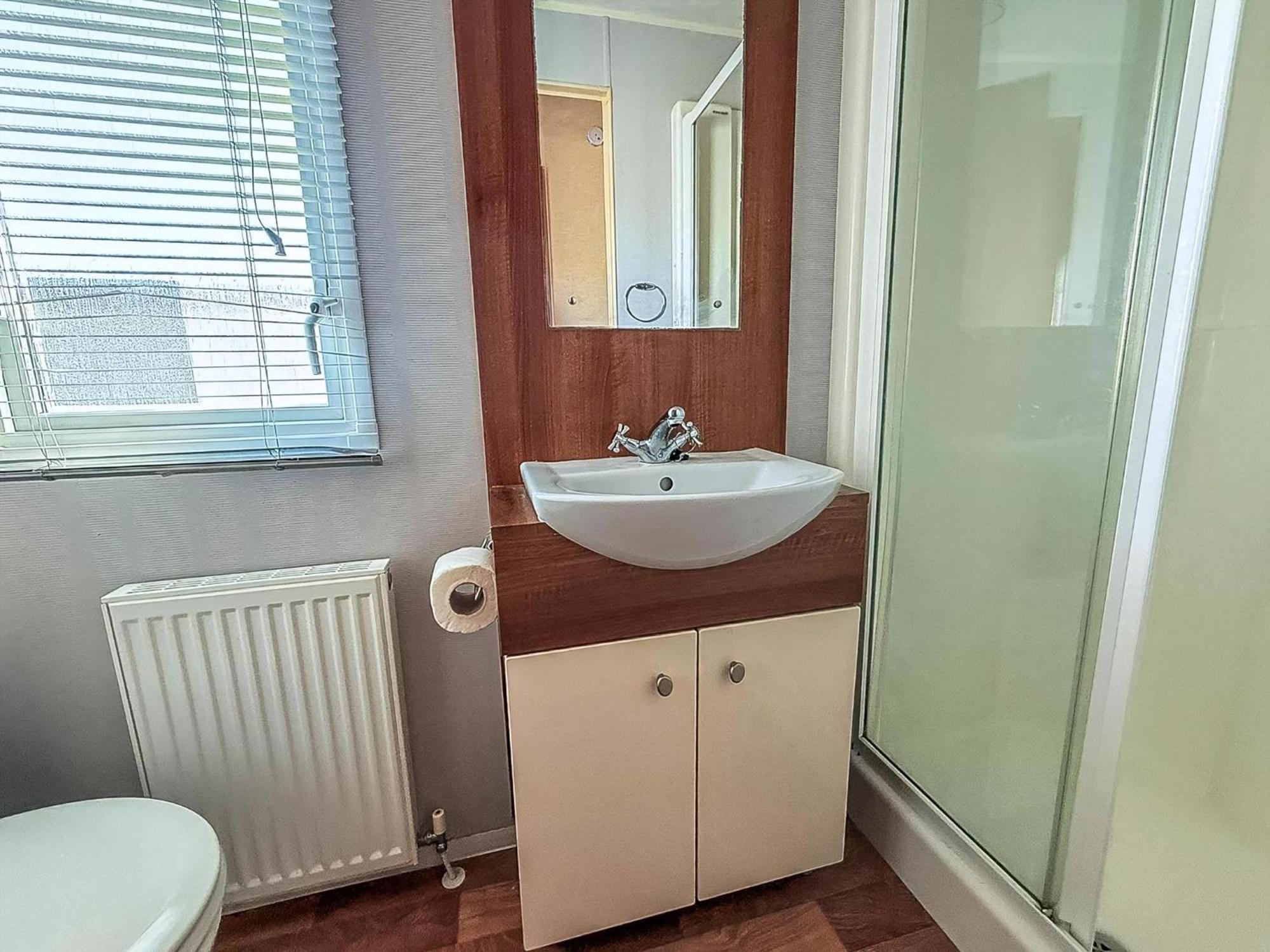 Superb Caravan With Decking And Free Wifi At Naze Marine Park Ref 17236C Волтон-он-те-Нейз Екстер'єр фото