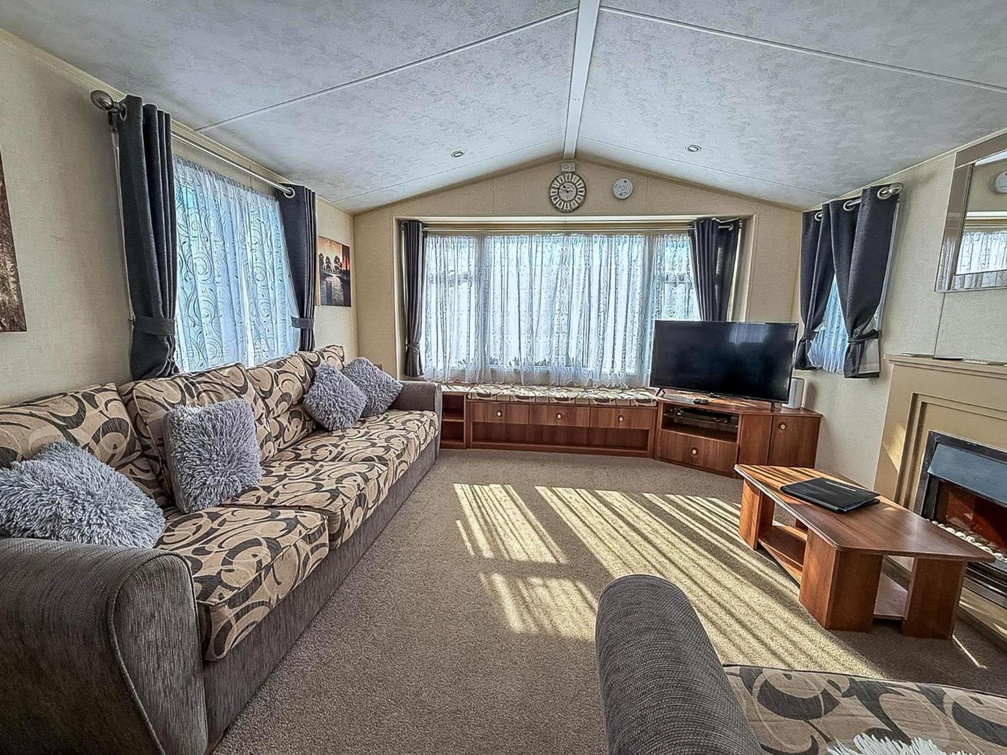 Superb Caravan With Decking And Free Wifi At Naze Marine Park Ref 17236C Волтон-он-те-Нейз Екстер'єр фото