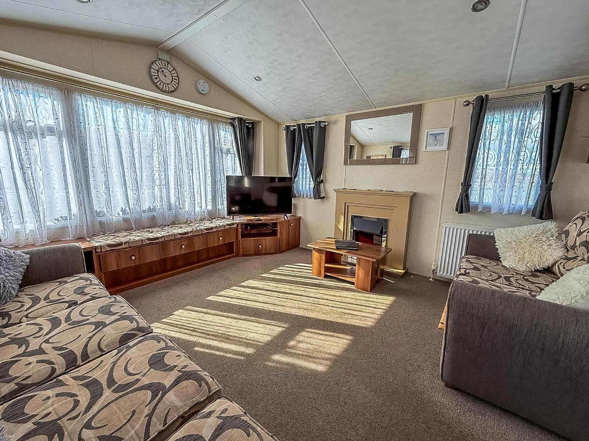 Superb Caravan With Decking And Free Wifi At Naze Marine Park Ref 17236C Волтон-он-те-Нейз Екстер'єр фото