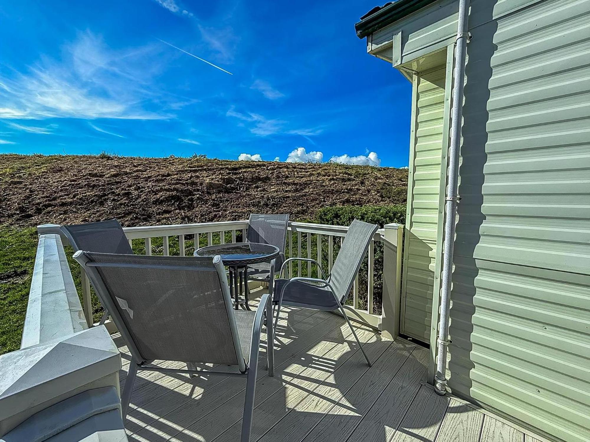 Superb Caravan With Decking And Free Wifi At Naze Marine Park Ref 17236C Волтон-он-те-Нейз Екстер'єр фото