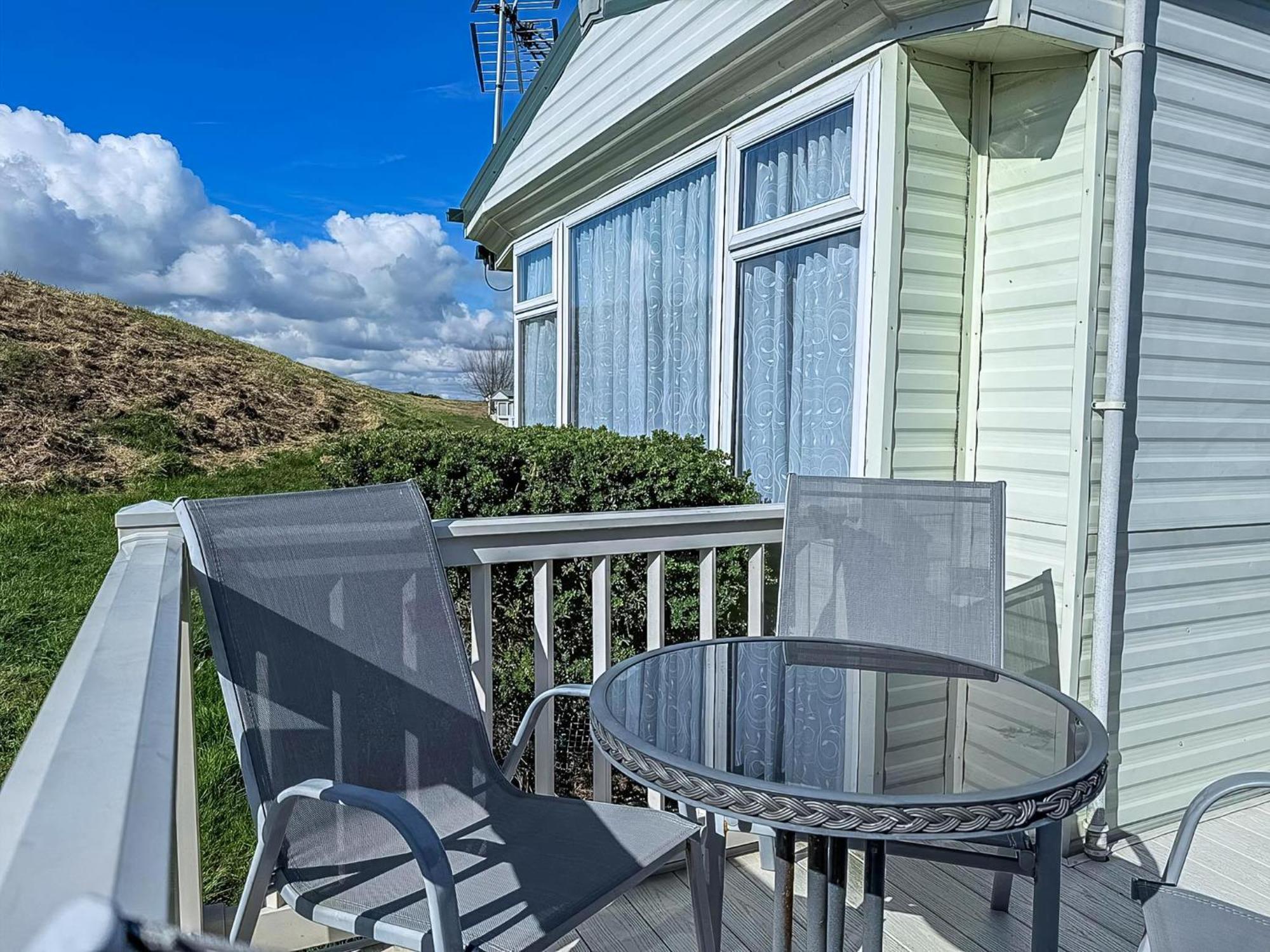 Superb Caravan With Decking And Free Wifi At Naze Marine Park Ref 17236C Волтон-он-те-Нейз Екстер'єр фото