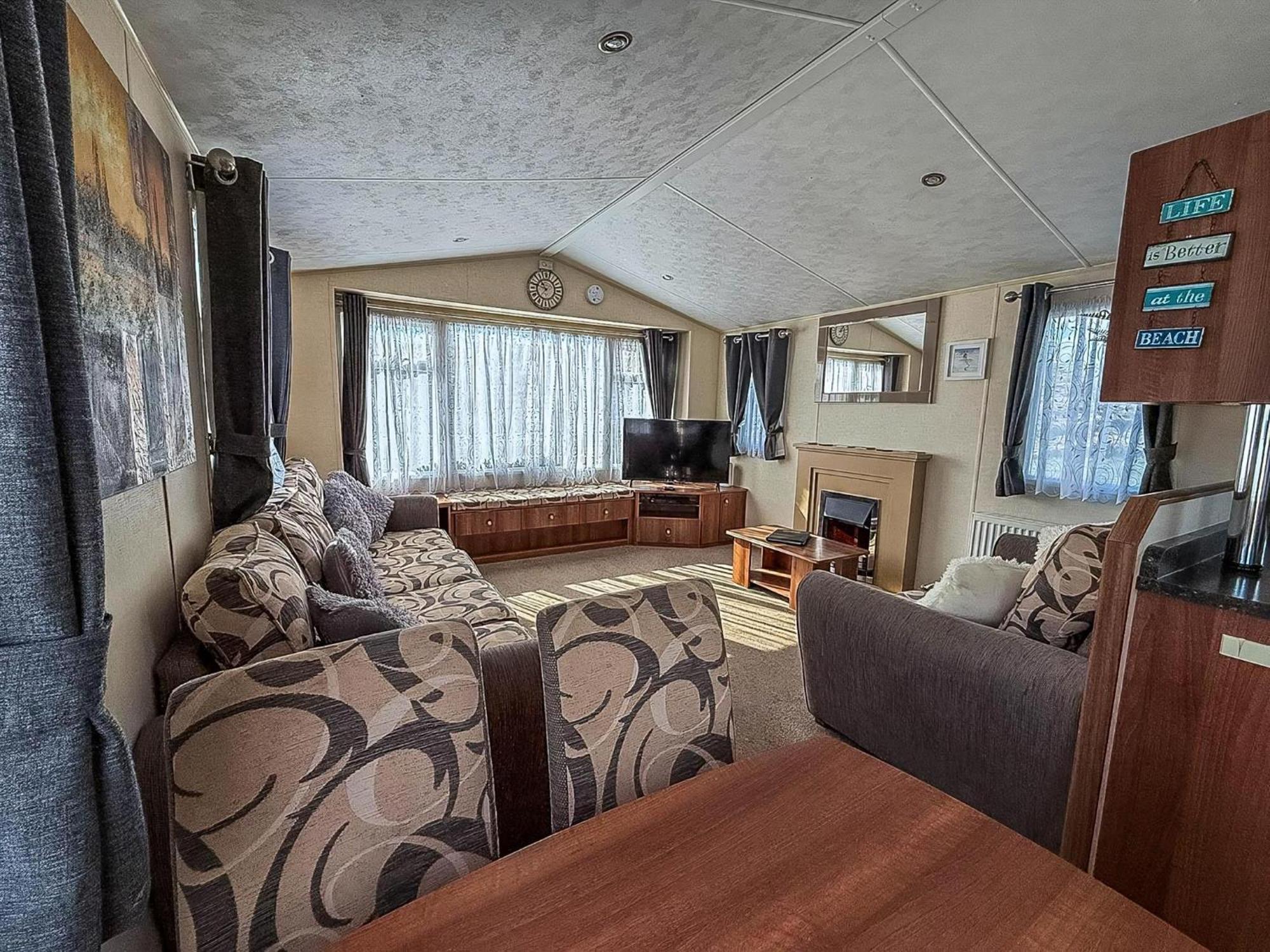 Superb Caravan With Decking And Free Wifi At Naze Marine Park Ref 17236C Волтон-он-те-Нейз Екстер'єр фото