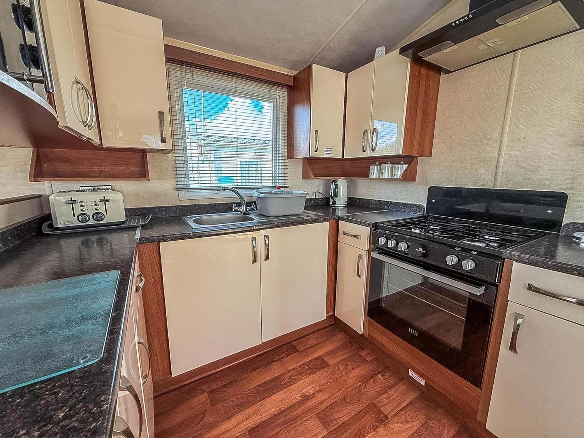 Superb Caravan With Decking And Free Wifi At Naze Marine Park Ref 17236C Волтон-он-те-Нейз Екстер'єр фото