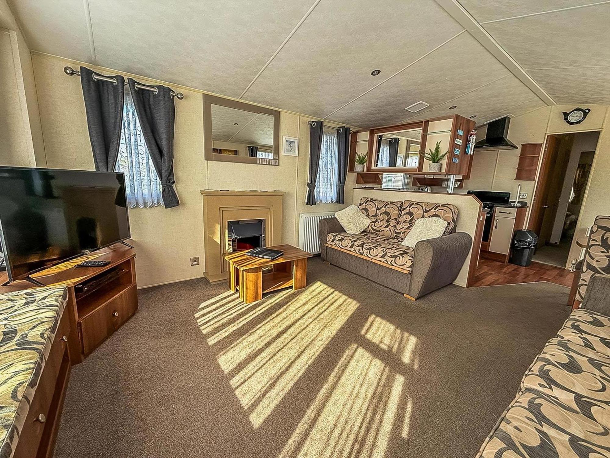 Superb Caravan With Decking And Free Wifi At Naze Marine Park Ref 17236C Волтон-он-те-Нейз Екстер'єр фото